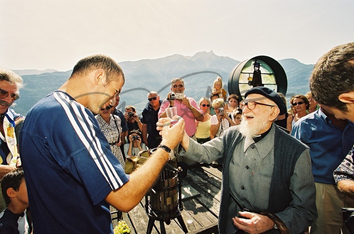 Sur la vigne à Farinet / Abbé Pierre et Zinedine Zidane, permière rencontre le 26.08.2000 | crettonphoto.ch