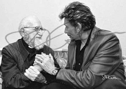 L'Abbé Pierre et Johnny Hallyday Paris 2003