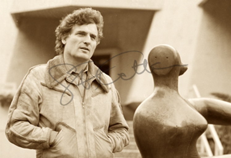 Léonard Gianadda avec une statue d'Henry Moore
