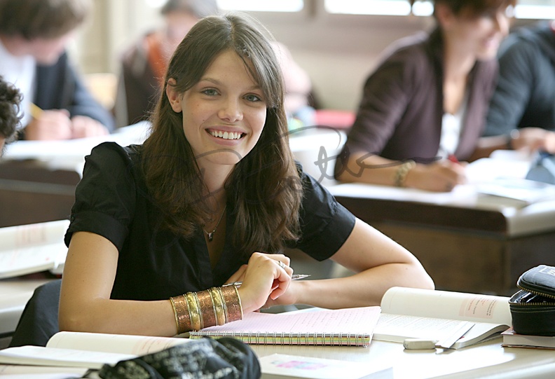 Alizée sur les bancs d'école Sion 30.8.jpg