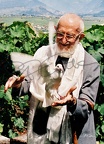 Abbé Pierre et la colombe Saillon 1999