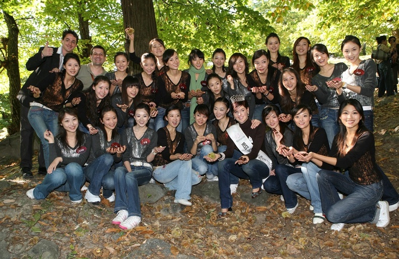 Pierre Kohler et les Miss Chine à Fully .jpg